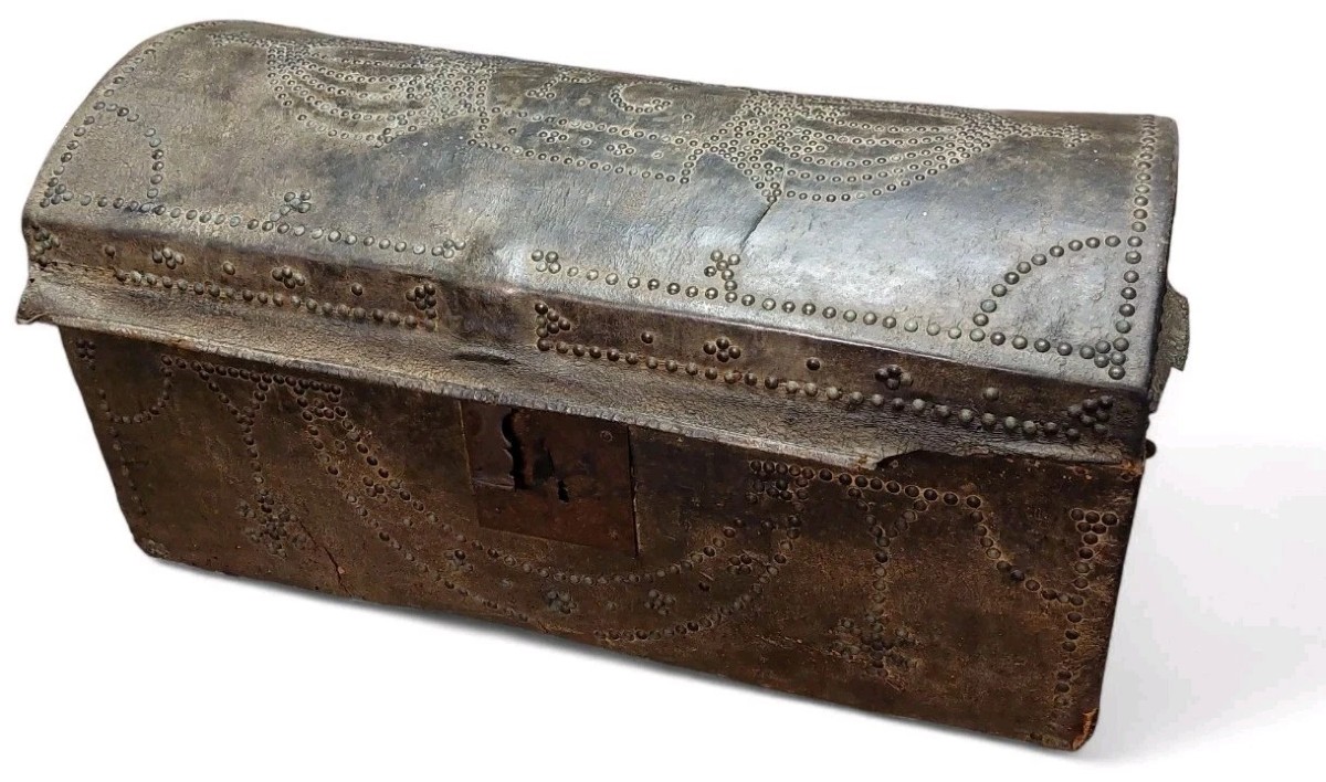 PETITE MALLE ANTIQUE EN CUIR CLOUTÉ, 18E SIÈCLE, ITALIE