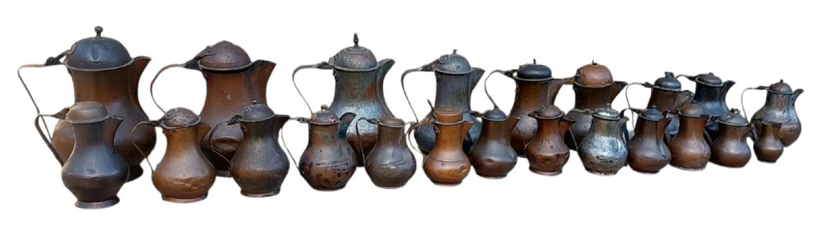 RARE collection de 22 cruches/pichets anciens en cuivre du XVIIIe/XIXe siècle