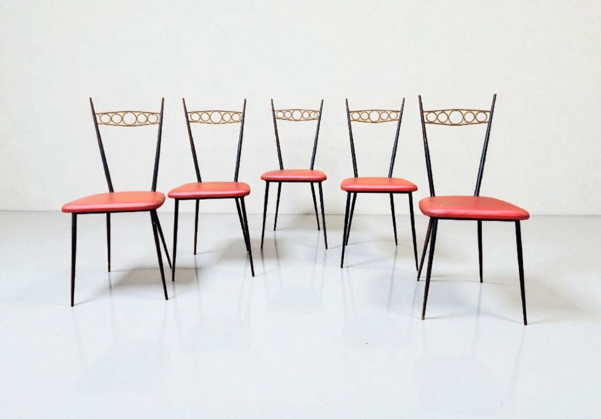 Groupe de 5 chaises design des années 50/60,   Ferro avec dossier en laiton,