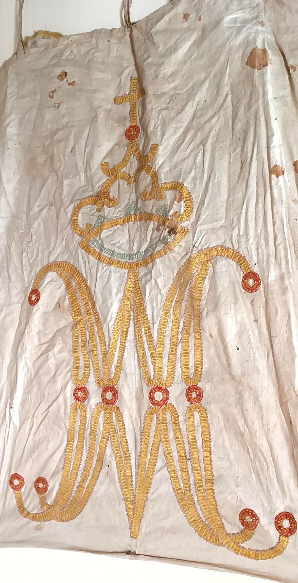 Grand drapé en tissu brodé orné d'un symbole marial, XVIIIe siècle
