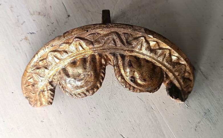 Fragment de couronne d'édicule, bois doré, XVIIIe siècle-photo-3