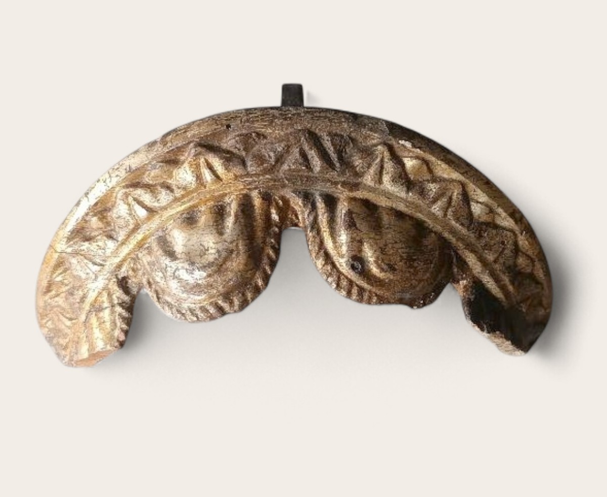 Fragment de couronne d'édicule, bois doré, XVIIIe siècle