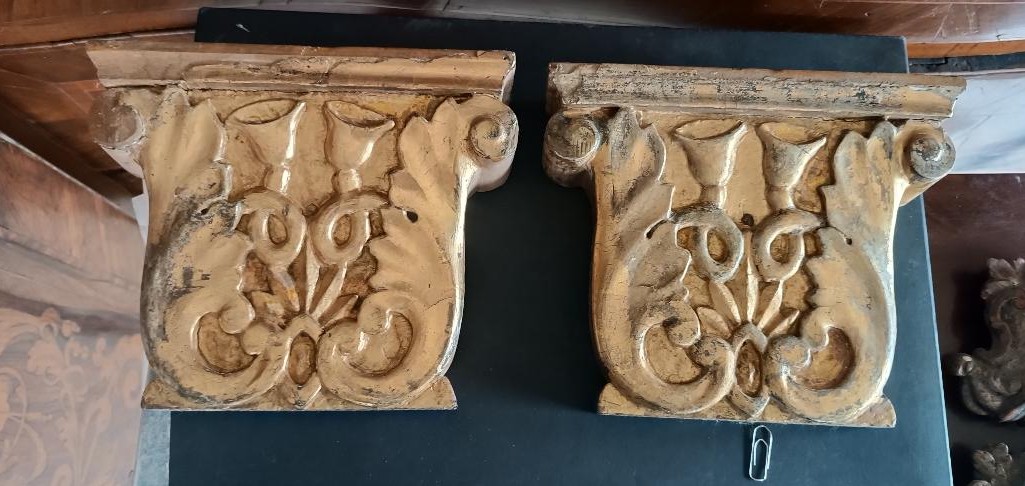 Paire ancienne de frises en bois sculpté et doré