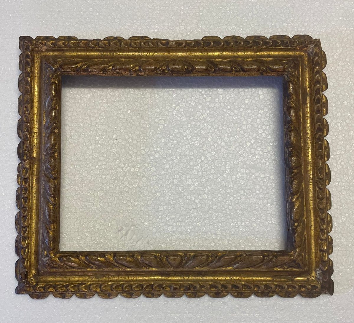Cadre ancien en bois sculpté et doré , XVIIème siècle, Italie centrale-photo-1