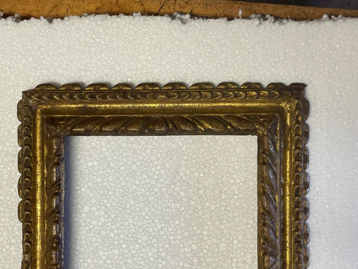 Cadre ancien en bois sculpté et doré , XVIIème siècle, Italie centrale-photo-2