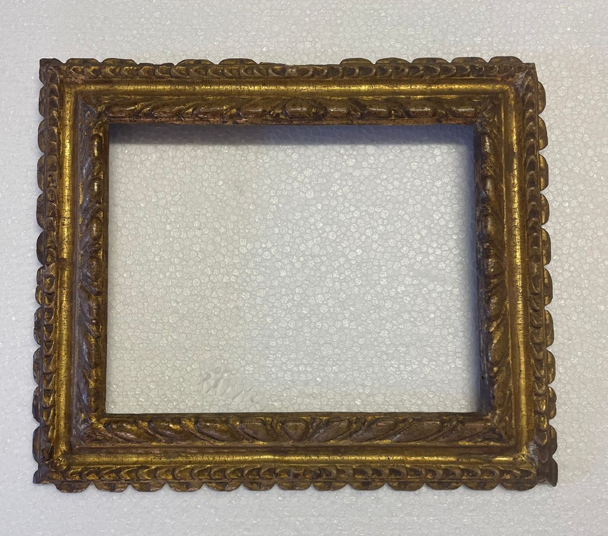 Cadre ancien en bois sculpté et doré , XVIIème siècle, Italie centrale