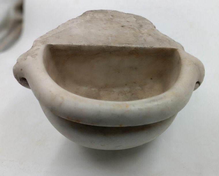 17th Century Tuscan Carrara Marble Stoup-photo-4