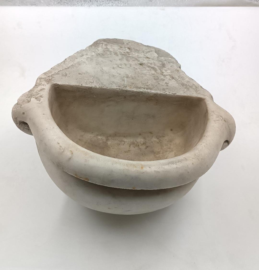 17th Century Tuscan Carrara Marble Stoup-photo-1