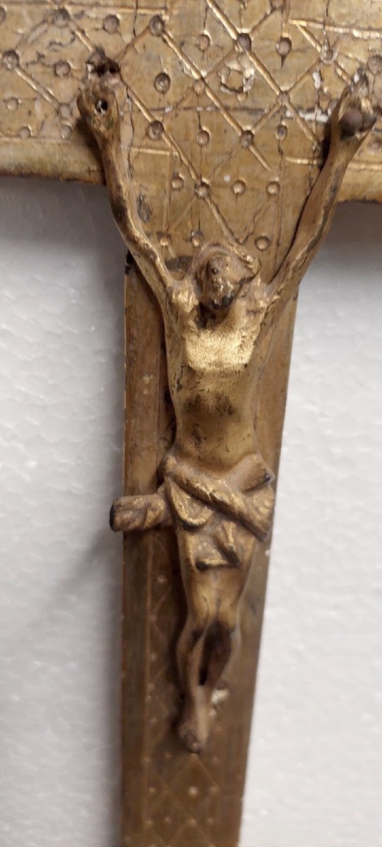 Croix ancienne avec le Christ sculpté dans du bois doré, crucifix du XVIIIe siècle-photo-2