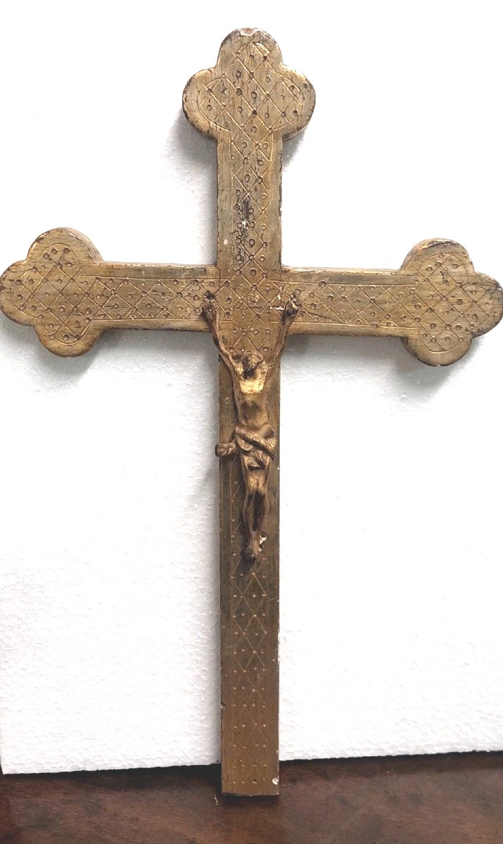 Croix ancienne avec le Christ sculpté dans du bois doré, crucifix du XVIIIe siècle