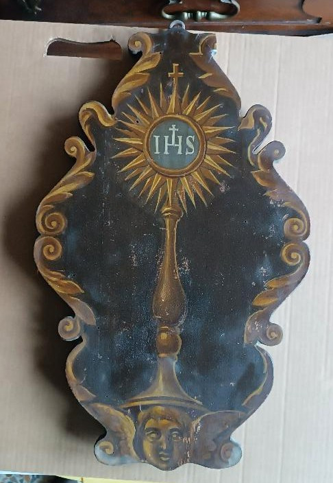 Panneau peint ancien représentant le symbole religieux de l'IHS