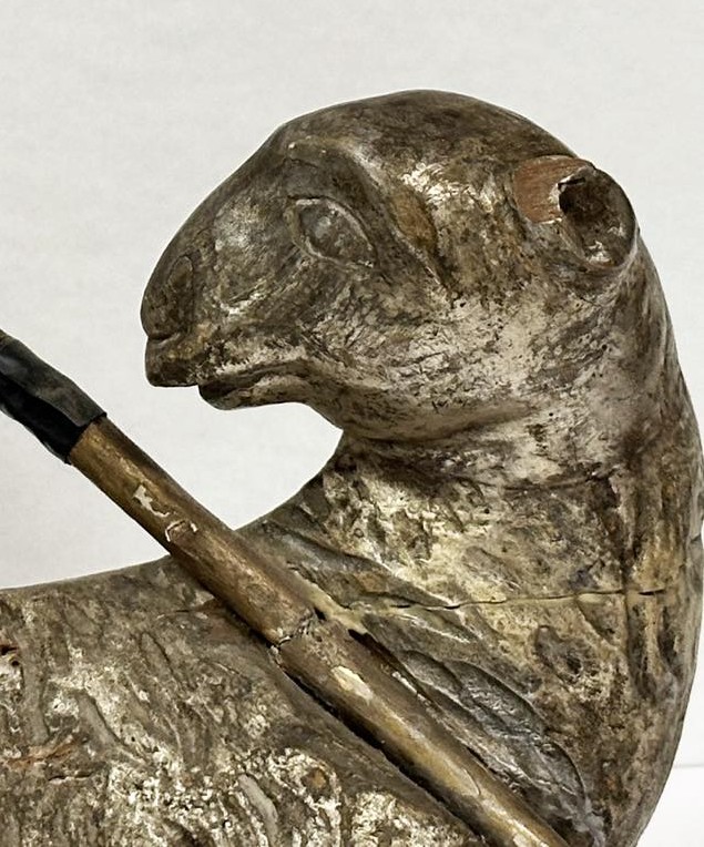 Sculpture en bois sculpté, argent et doré, représentant l'Agnus Dei-photo-1