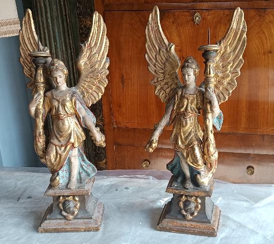 Paire d'anges en papier mâché peint et doré, tenant des bougies. Art baroque italien, XVIIe-XVI-photo-2