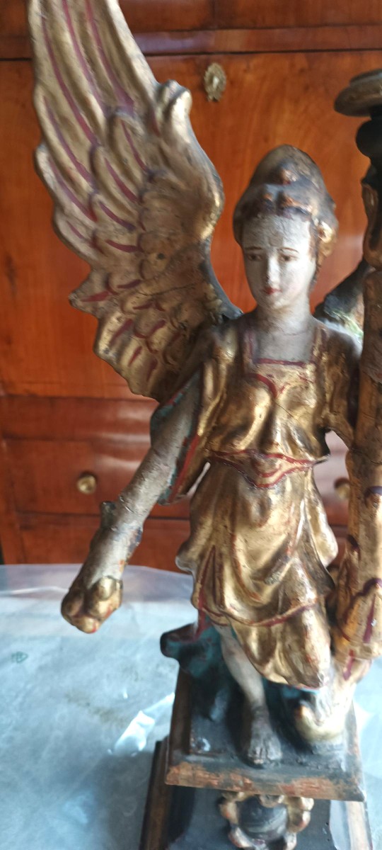 Paire d'anges en papier mâché peint et doré, tenant des bougies. Art baroque italien, XVIIe-XVI-photo-1