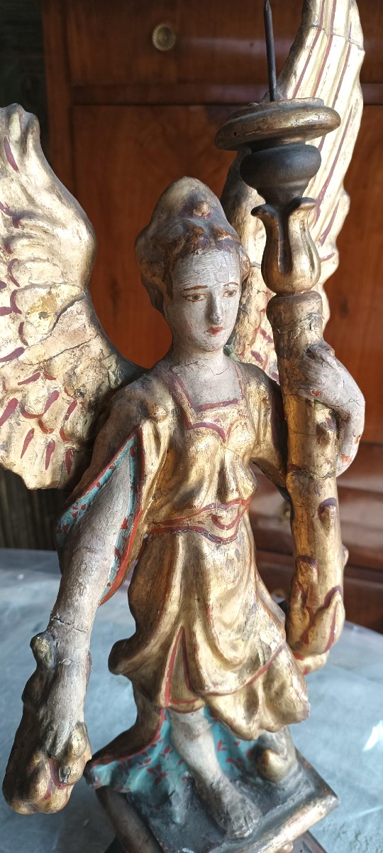 Paire d'anges en papier mâché peint et doré, tenant des bougies. Art baroque italien, XVIIe-XVI-photo-3