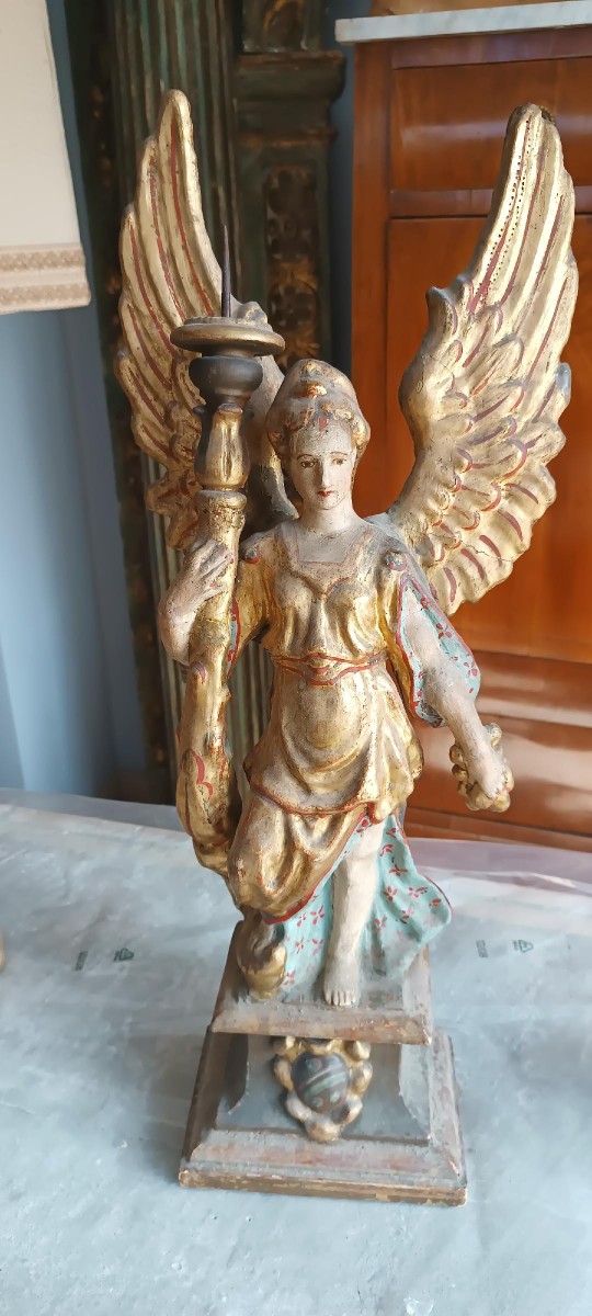 Paire d'anges en papier mâché peint et doré, tenant des bougies. Art baroque italien, XVIIe-XVI-photo-5