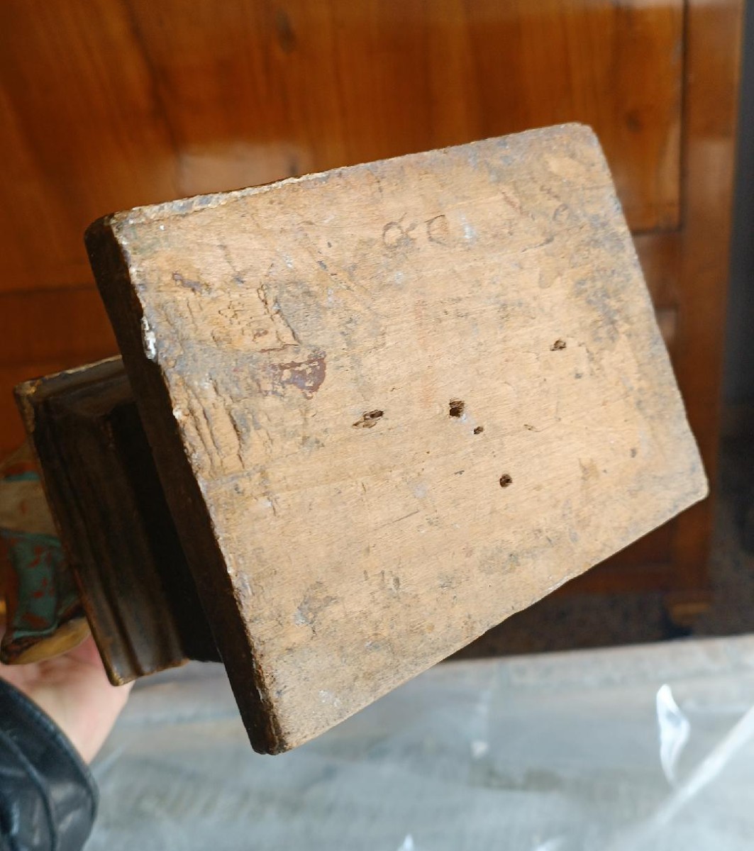 Paire d'anges en papier mâché peint et doré, tenant des bougies. Art baroque italien, XVIIe-XVI-photo-7