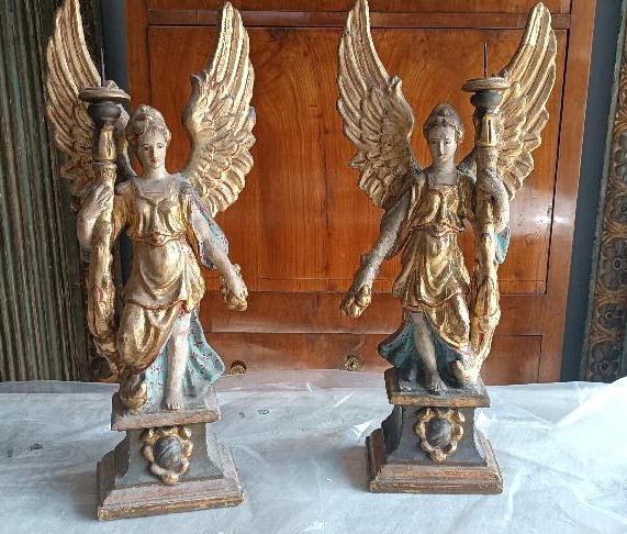 Paire d'anges en papier mâché peint et doré, tenant des bougies. Art baroque italien, XVIIe-XVI
