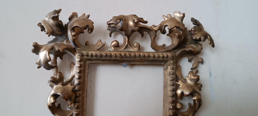 Cadre ancien en bois sculpté et doré, à volutes, Toscane, XIXe siècle-photo-1