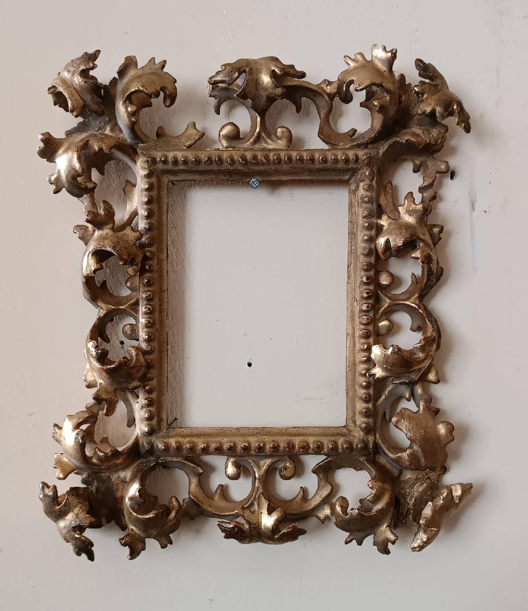 Cadre ancien en bois sculpté et doré, à volutes, Toscane, XIXe siècle