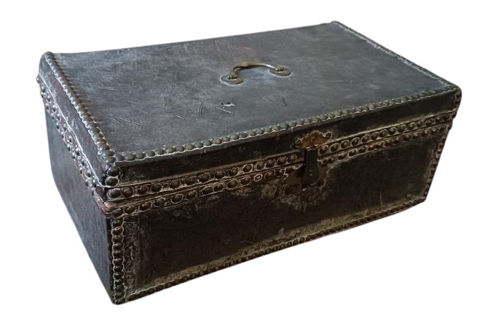 Coffret, malle, recouvert de cuir et orné d'inserts métalliques. XVIIe siècle, 45 x 26 x 19 cm.