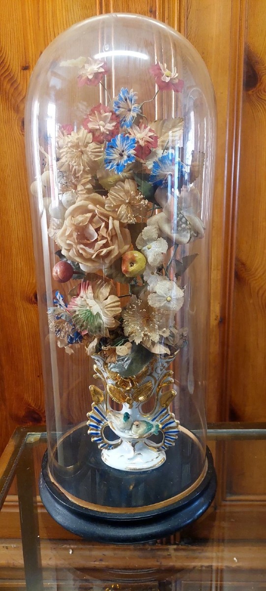 Cloche ancienne en verre soufflé, vase en céramique et fleurs en tissu, XIXe siècle