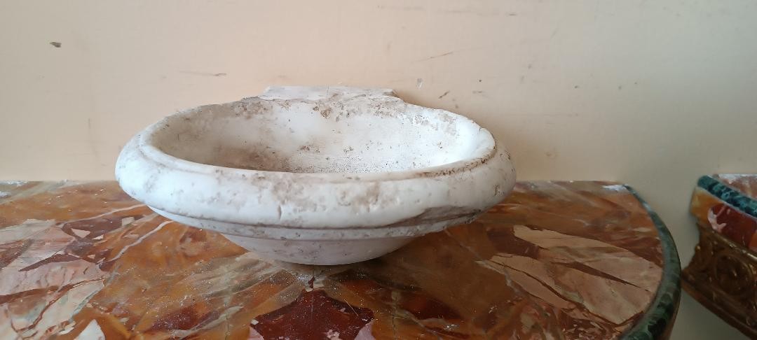 Small Antique 17th-century Tuscan Marble Holy Water Font-photo-3