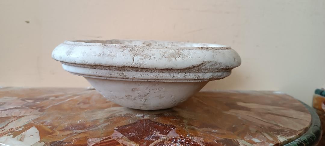 Small Antique 17th-century Tuscan Marble Holy Water Font-photo-4