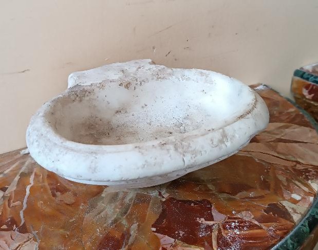 Small Antique 17th-century Tuscan Marble Holy Water Font-photo-1