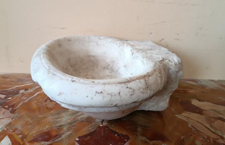 Small Antique 17th-century Tuscan Marble Holy Water Font-photo-2