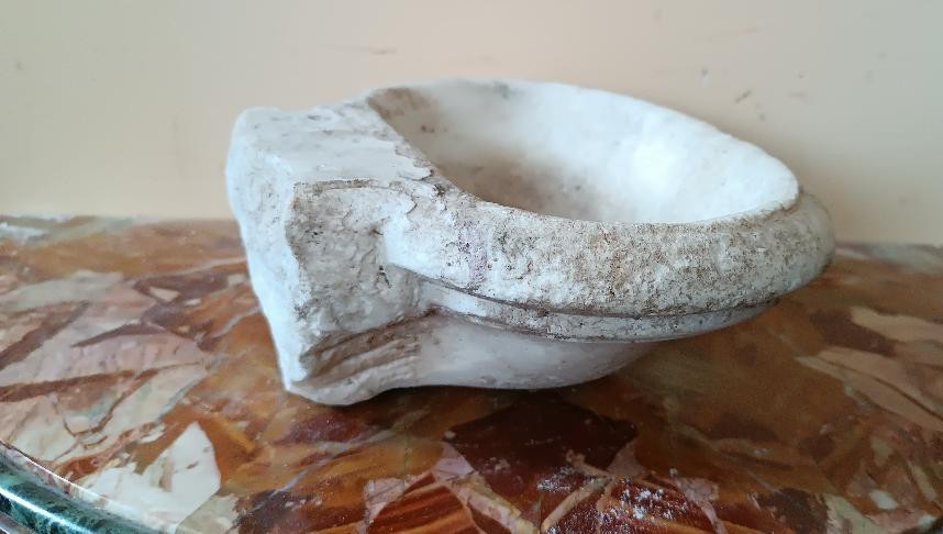 Small Antique 17th-century Tuscan Marble Holy Water Font-photo-4