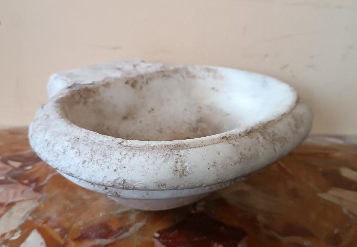 Small Antique 17th-century Tuscan Marble Holy Water Font-photo-5