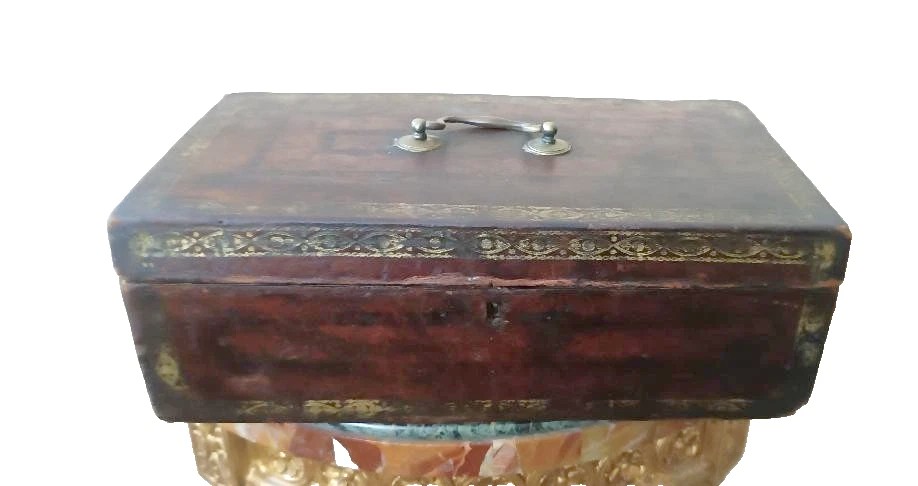 Coffret, malle, recouvert de cuir décoré. XVIIe siècle-photo-2