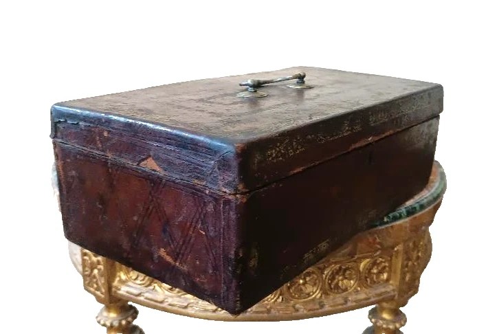 Coffret, malle, recouvert de cuir décoré. XVIIe siècle-photo-3