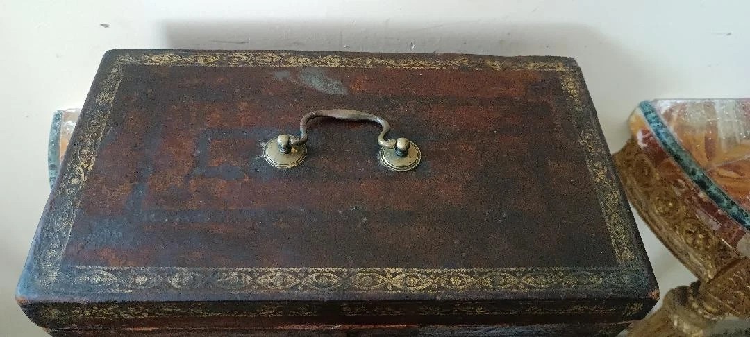 Coffret, malle, recouvert de cuir décoré. XVIIe siècle-photo-4