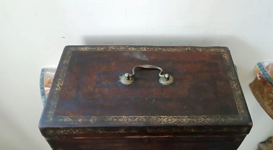 Coffret, malle, recouvert de cuir décoré. XVIIe siècle-photo-1