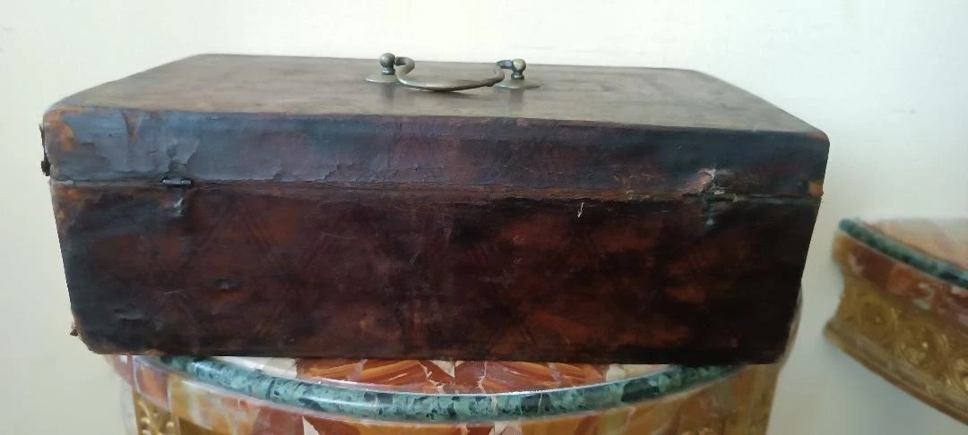 Coffret, malle, recouvert de cuir décoré. XVIIe siècle-photo-2