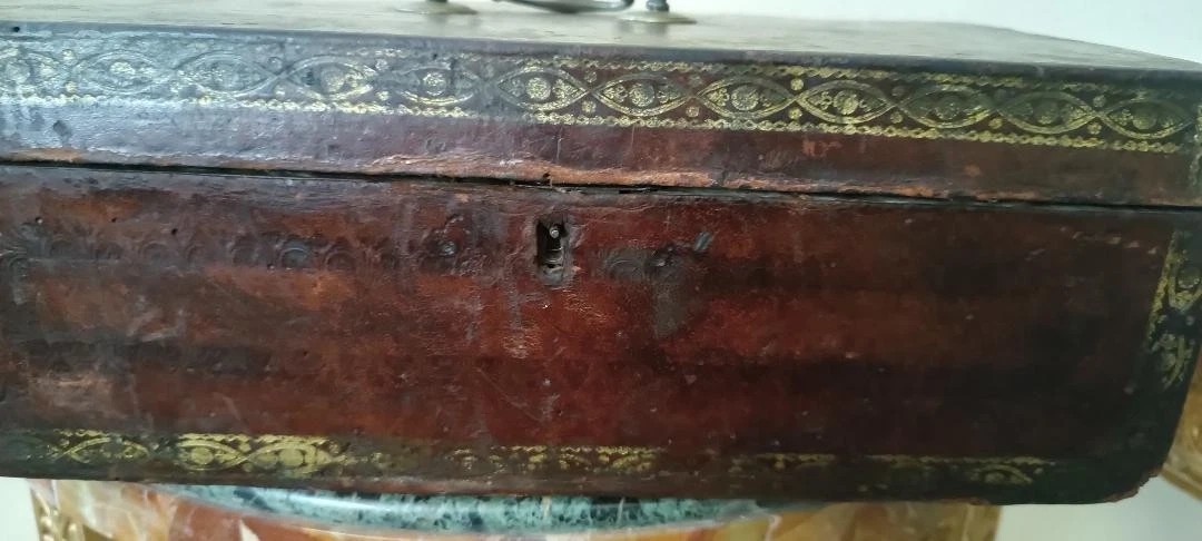 Coffret, malle, recouvert de cuir décoré. XVIIe siècle-photo-4