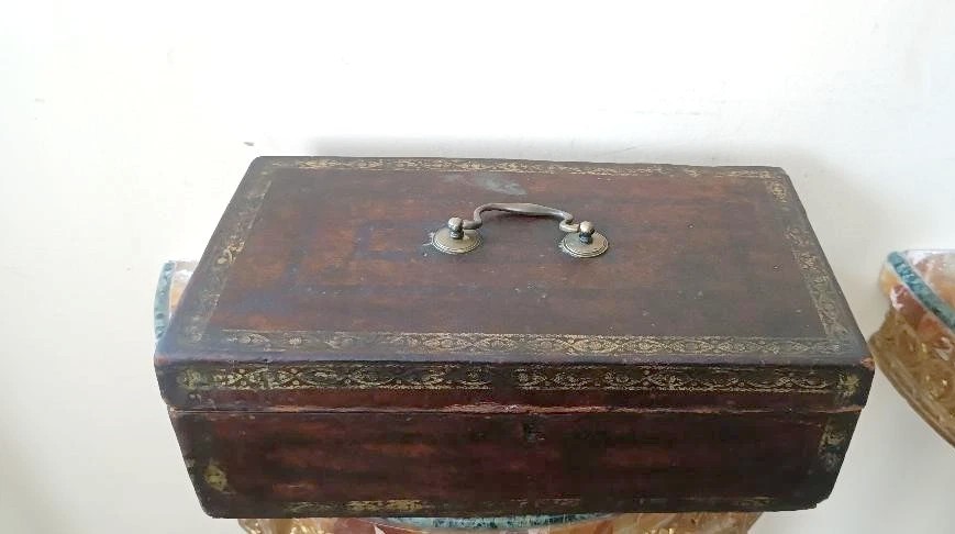 Coffret, malle, recouvert de cuir décoré. XVIIe siècle