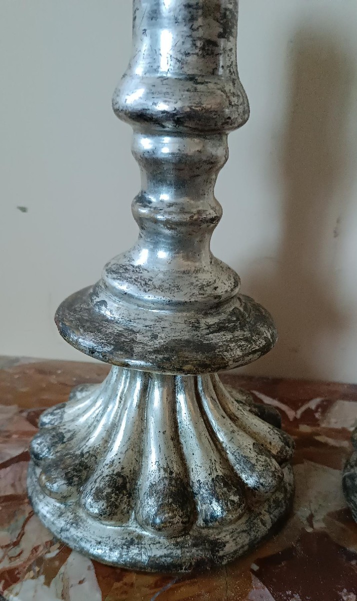Rare paire de chandeliers anciens en terre cuite argentée du XVIIe siècle-photo-3