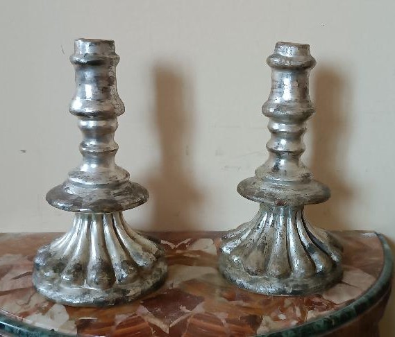 Rare paire de chandeliers anciens en terre cuite argentée du XVIIe siècle