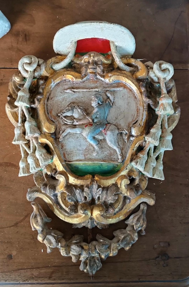 Ancien blason héraldique en bois laqué et doré, fin du XVIIe et début du XVIIIe siècle