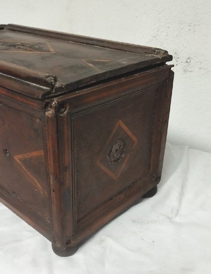 Boîte à aumônes ancienne en bois incrusté du XVIIe siècle - L.30 - P.20 - H.18-photo-1