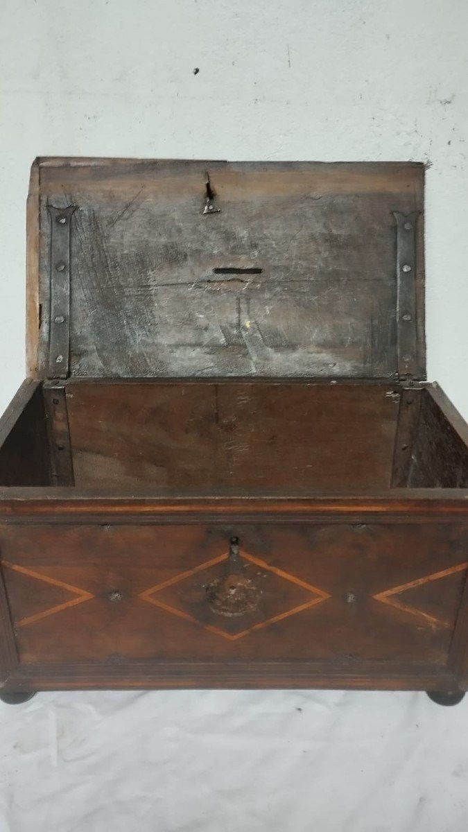 Boîte à aumônes ancienne en bois incrusté du XVIIe siècle - L.30 - P.20 - H.18-photo-3