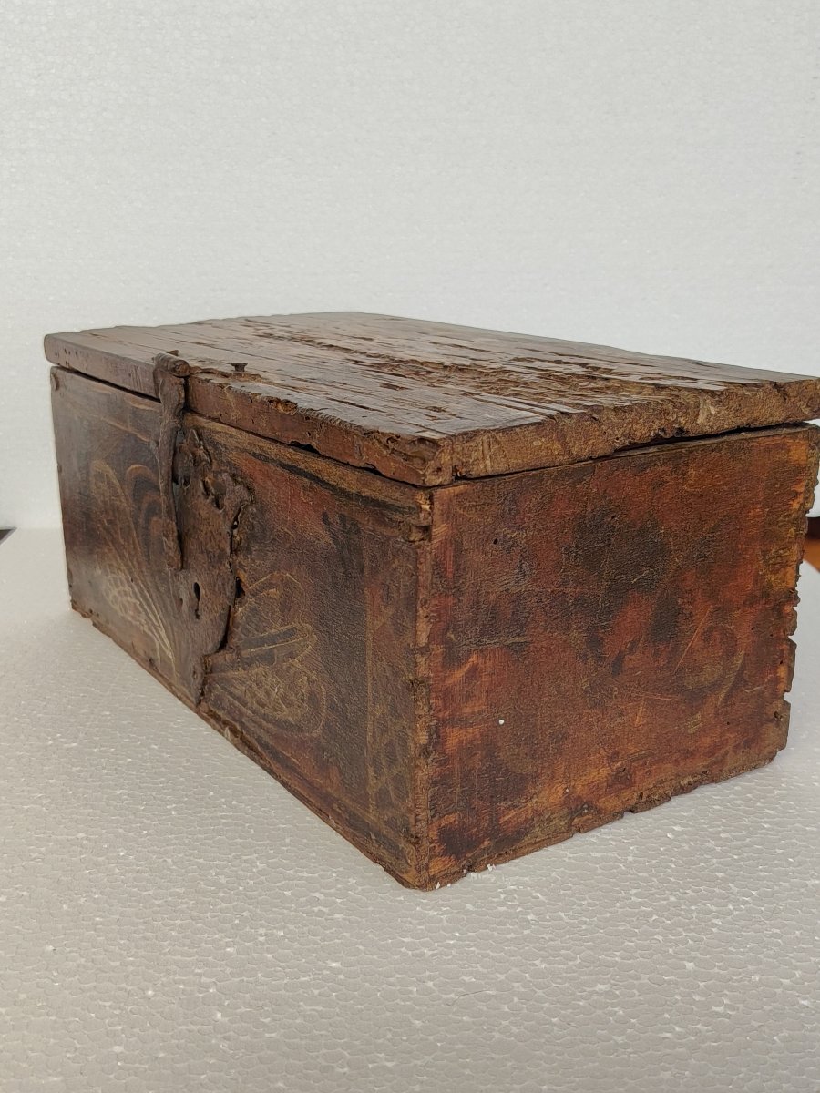 Antique Fruitwood Box, Painted With Stylized Motifs. 17th Century, Italy-photo-4