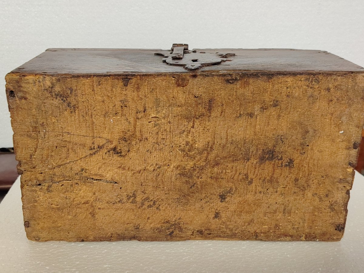 Antique Fruitwood Box, Painted With Stylized Motifs. 17th Century, Italy-photo-4