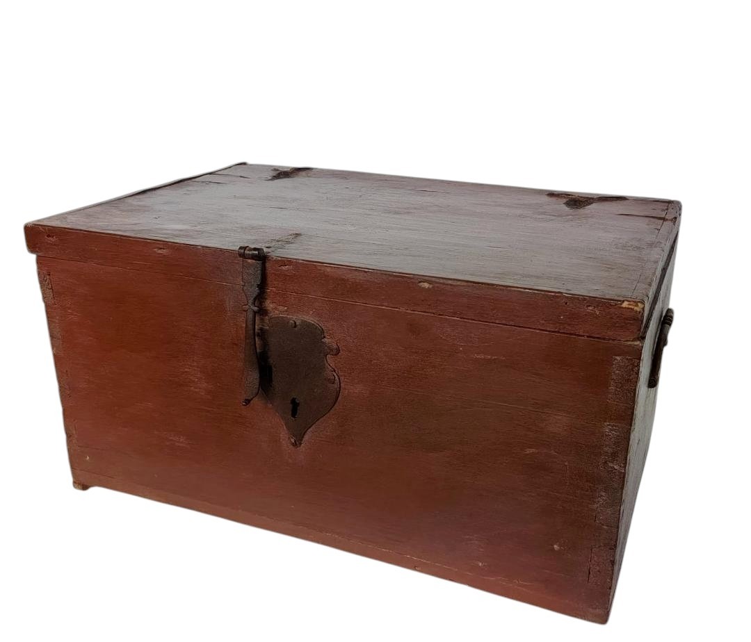 Boîte en bois ancienne du XVIIe siècle