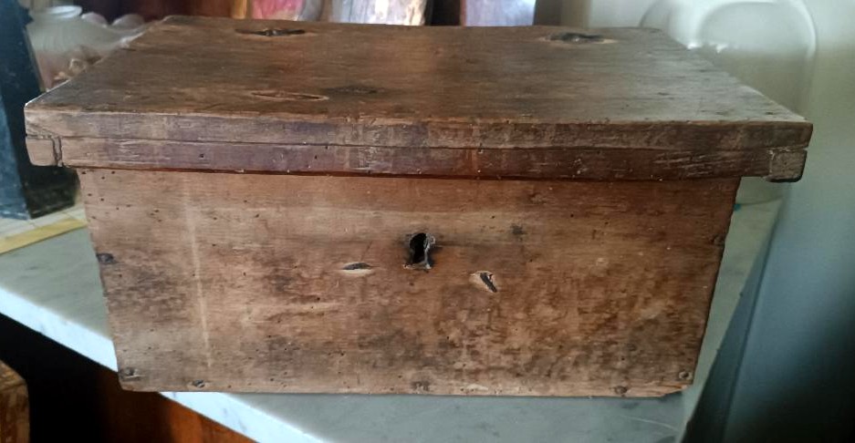 Coffre, boîte ou coffre en bois ancien du XVIIe siècle-photo-2