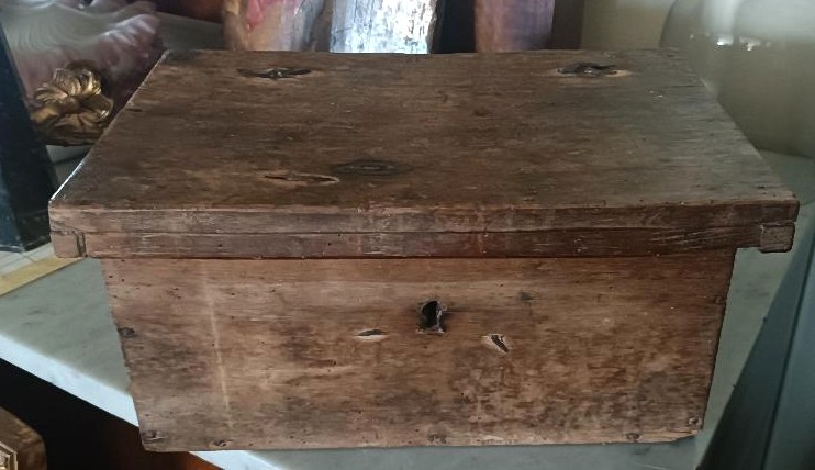 Coffre, boîte ou coffre en bois ancien du XVIIe siècle