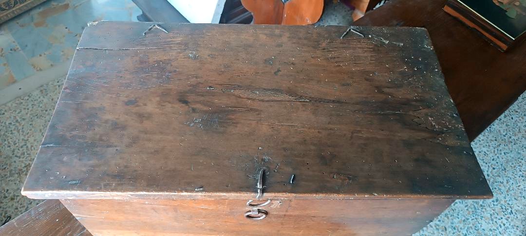 Coffre toscan ancien en noyer du XVIIe siècle-photo-1